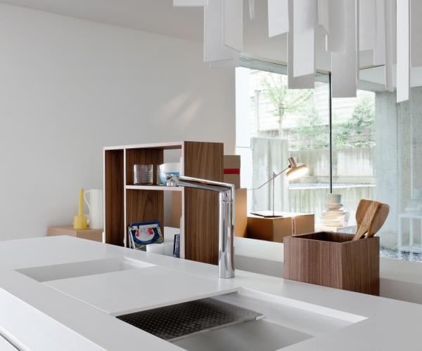 white and wood kitchen 